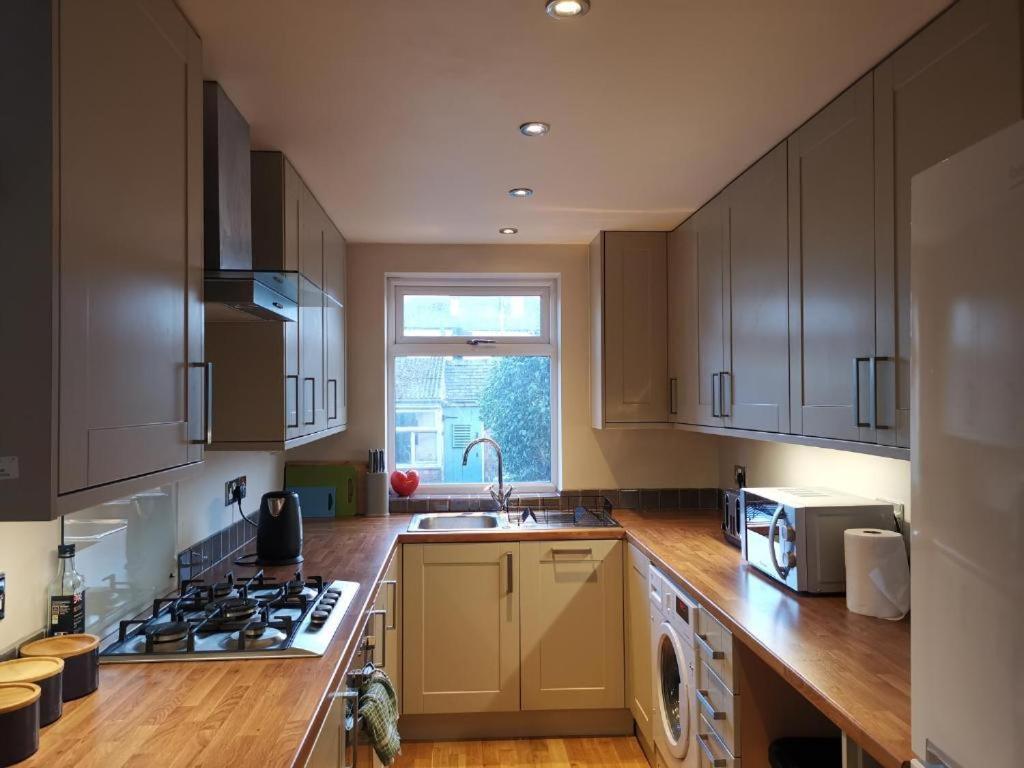 Derby Pride Park Private Ensuite Room- 2 Beds- Free Parking Exterior photo